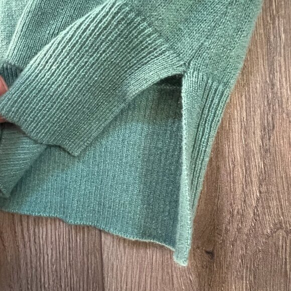 Tahari 100% 2 Ply Cashmere V Neck Teal Sweater Size XS - Picture 4 of 4